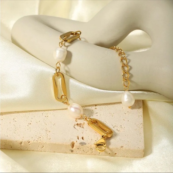 Elegant Gold and Pearl Bracelet - Picture 2 of 8